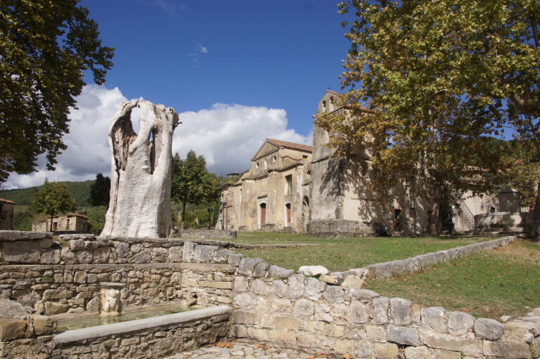 Der alte Dorfplatz in Roscigno Vecchia