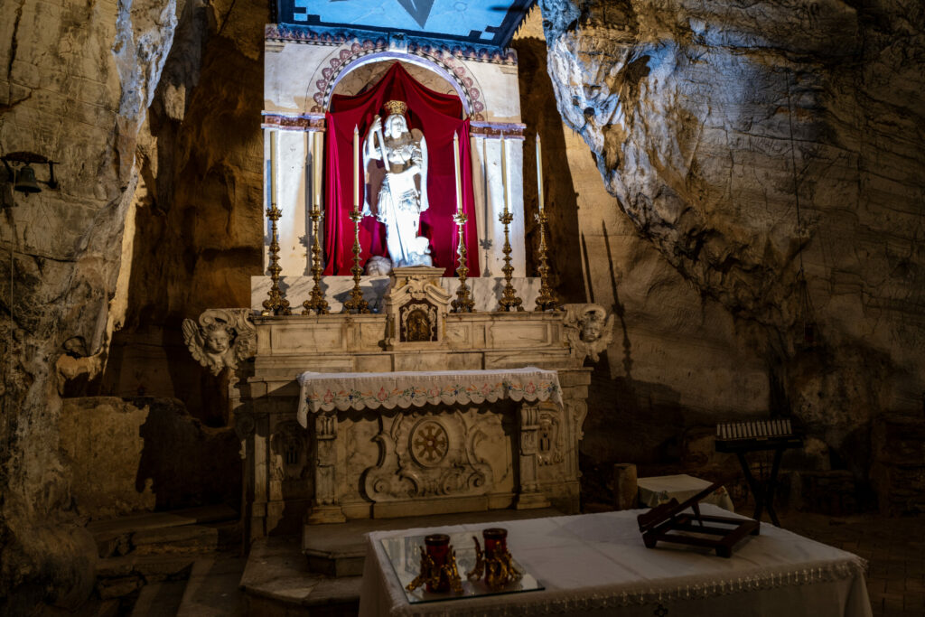 Altar mit Mamorstatue des Erzengels Michael