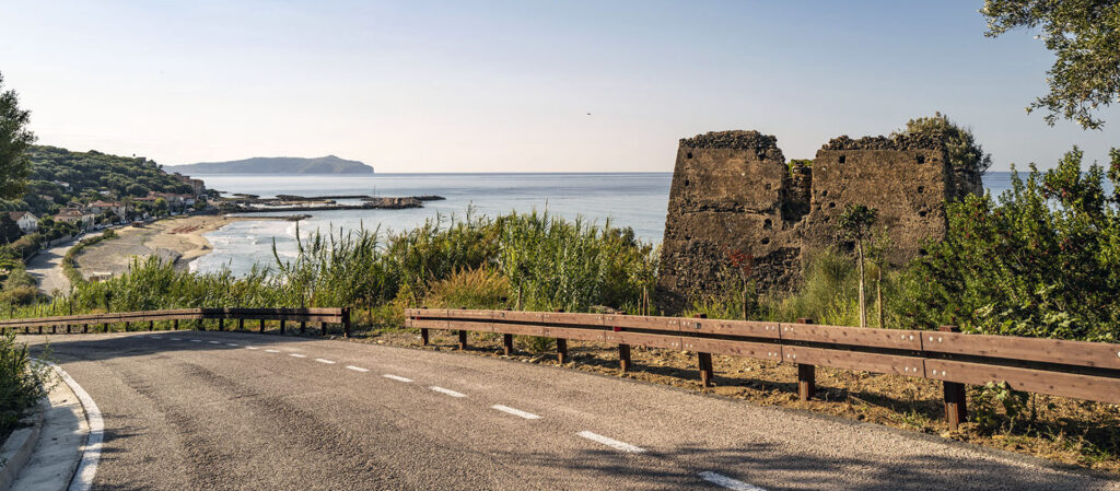 Straße zum Hafen von Marina di Pisciotta mit Blick auf das Kap von Palinuro.