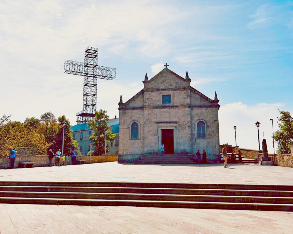 Monte Gelbison mit Gipfelkreuz und Santuario